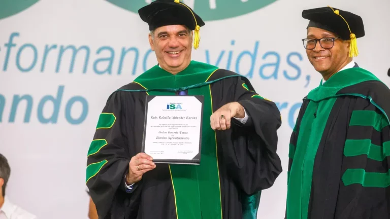 Presidente Dominicano recibe “honoris causa” de la Universidad ISA