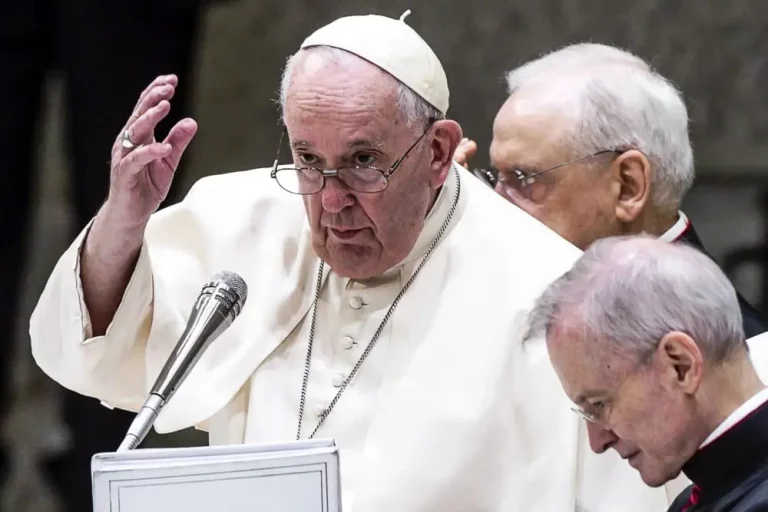El papa rezó por los niños no nacidos y cambió su homilía por silencio