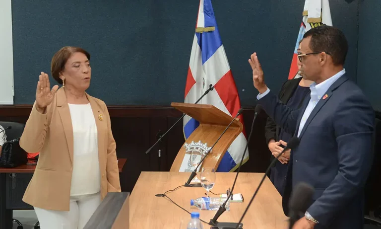 Juramentan a Amparo Custodio como alcaldesa de La Vega