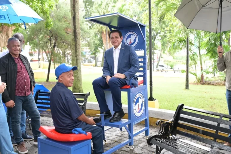 Senador de Santiago inicia programa de asistencia social para  limpiavotas de parques