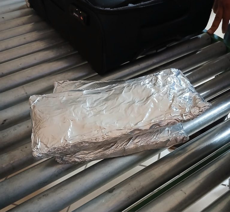 Apresan mujer de portugal y le ocupan dos paquetes de cocaína en el aeropuerto Cibao