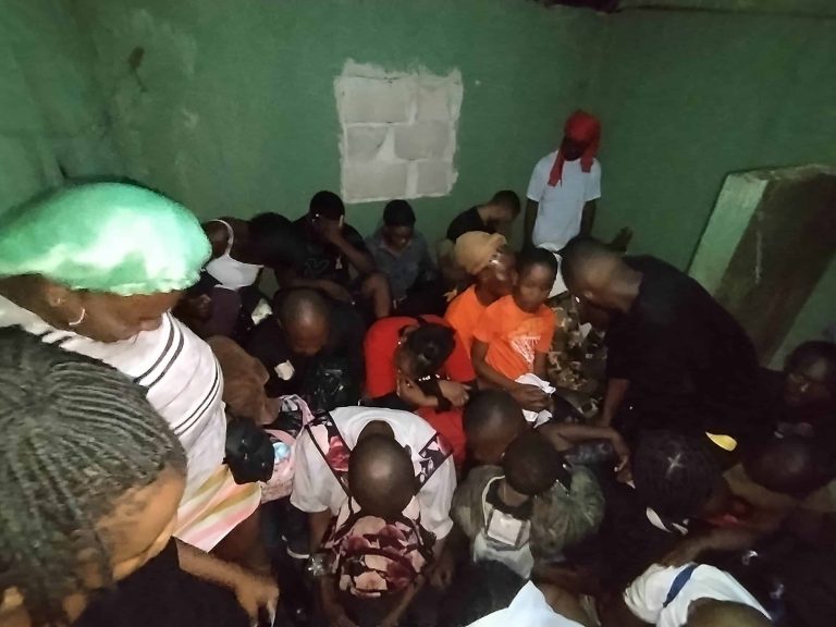 Apresan en un hotel 83 haitianos indocumentados