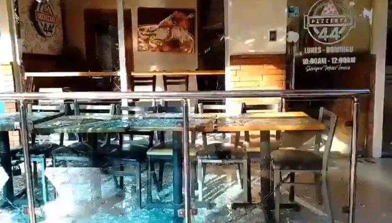 Una mujer herida durante una explosión en un centro comercial