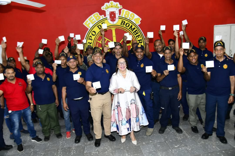 Gobernadora Rosa Santos entrega la «Brisita Navideña» a los bomberos de Santiago
