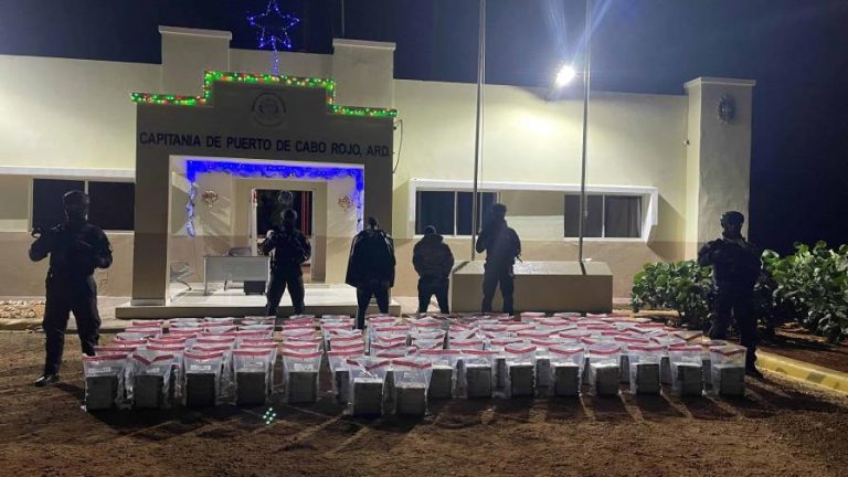 Apresan a dos hombres con 641 paquetes de sustancia que se cree es cocaína
