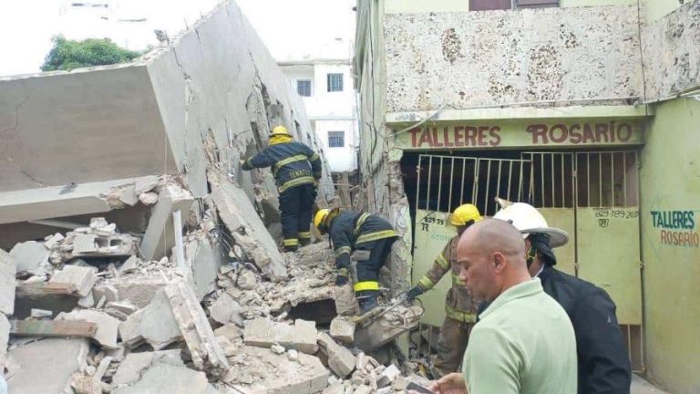 Rescatan dos  con vida tras derrumbe de una edificación