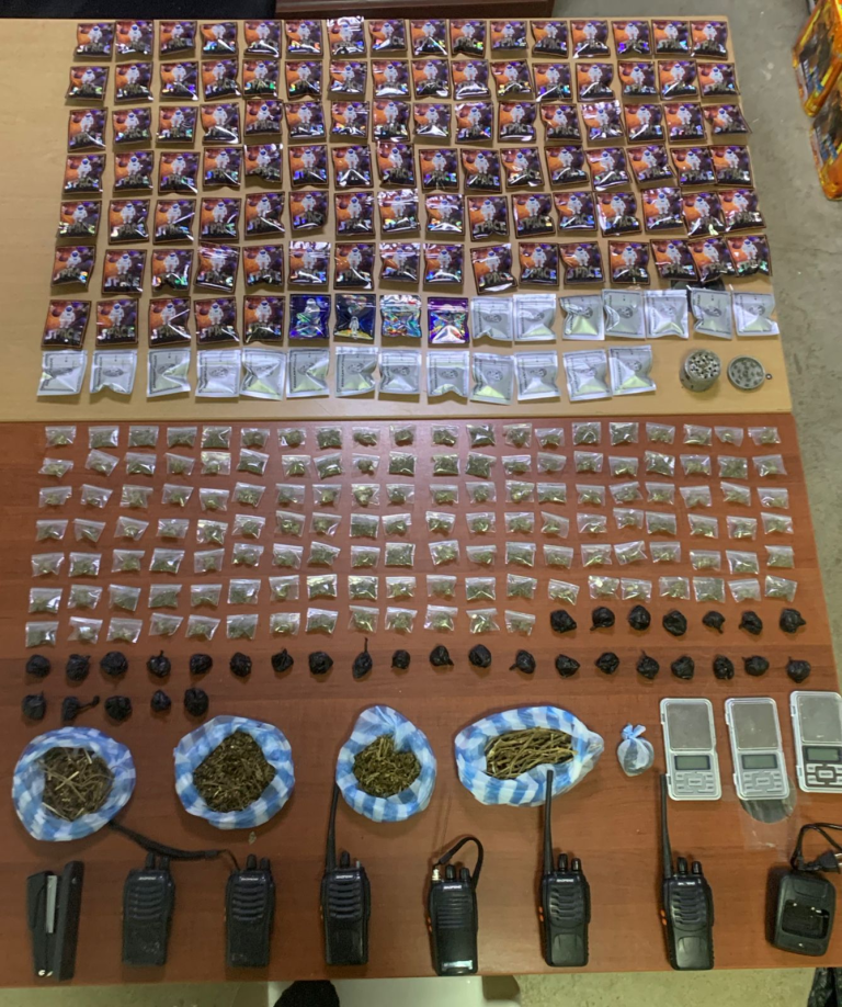 Policia  y Ministerio Público  decomisan sustancias narcóticas, radios de comunicación y apresan ocho personas
