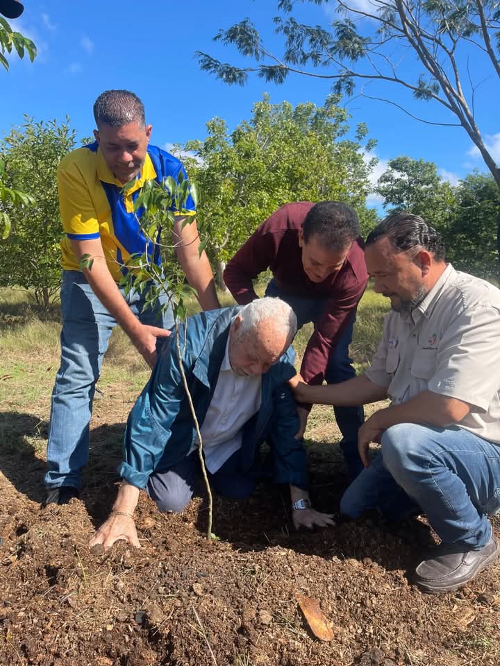 Don Ramón de Luna siembra un árbol en sus 93 cumpleaños