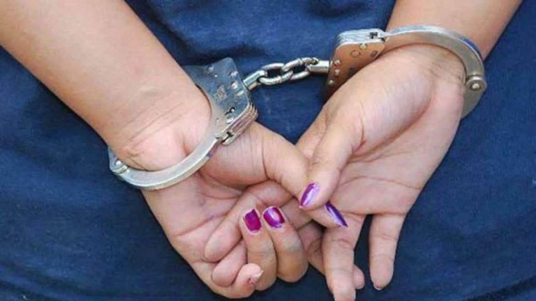 Apresan  mujer  le habría quemado las manos a su hijo de cuatro años