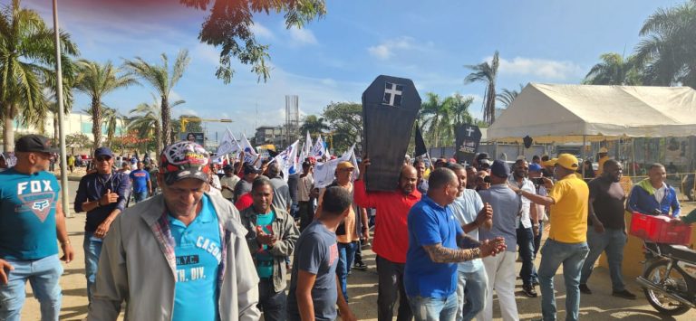 Transportistas de la zona Sur de Santiago demandan los tomen  cuenta en planes estatales