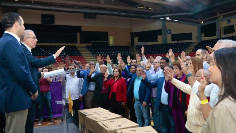 Danilo Medina juramenta a los  titulares de las secretarías del PLD