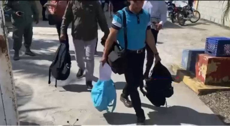 Autoridades de Agricultura y Procuraduría de Medio Ambiente confiscan mochilas con  sospechas de contener pesticida