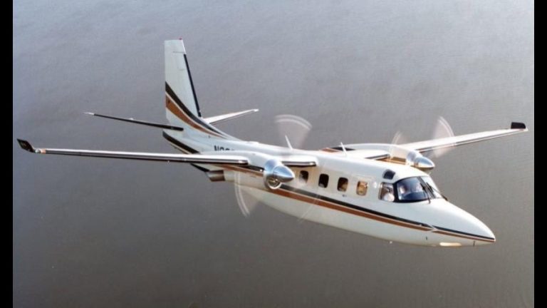 Mueren dos al estrellarse avioneta