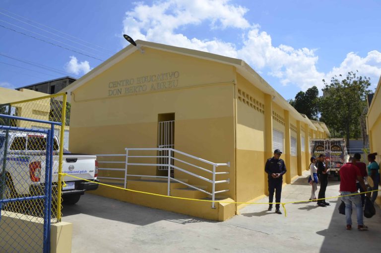 Raquel Peña inaugura ampliacion  escuela en Hato del Yaque