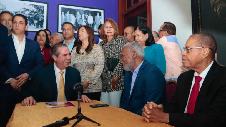 Por el PLD Francisco Javier García formaliza sus aspiraciones a la Presidencia