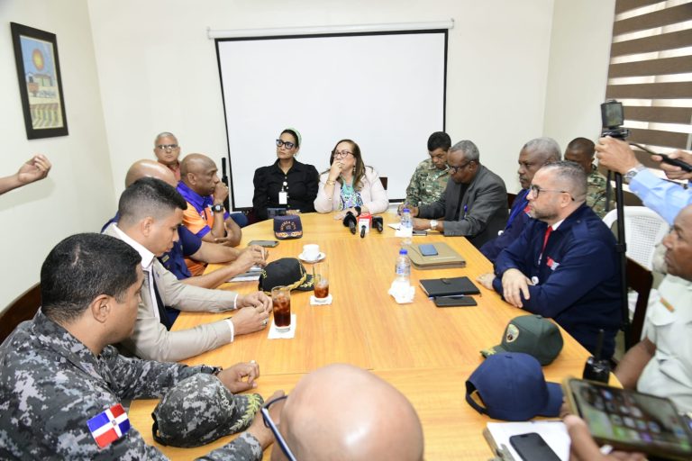 Gobernadora Rosa Santos conforma Mesa de Seguridad de Prevención de Incendios en Santiago