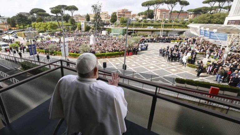 El papa  Francisco estuvo a punto de morir dos veces