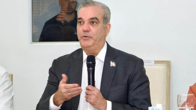 Abinader defiende decreto que declara terroristas a bandas haitianas