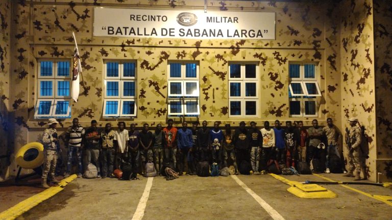 Detienen vehículo con 21 haitianos en situación irregular