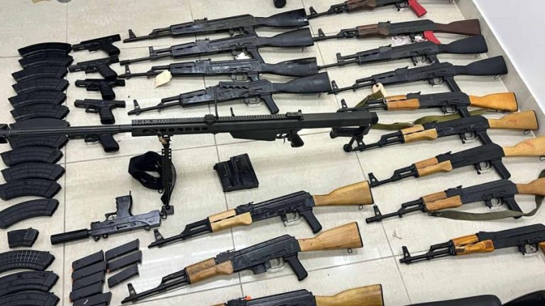 Autoridades dominicanas decomisan arsenal de armas de asalto que serian enviadas hacia Haiti