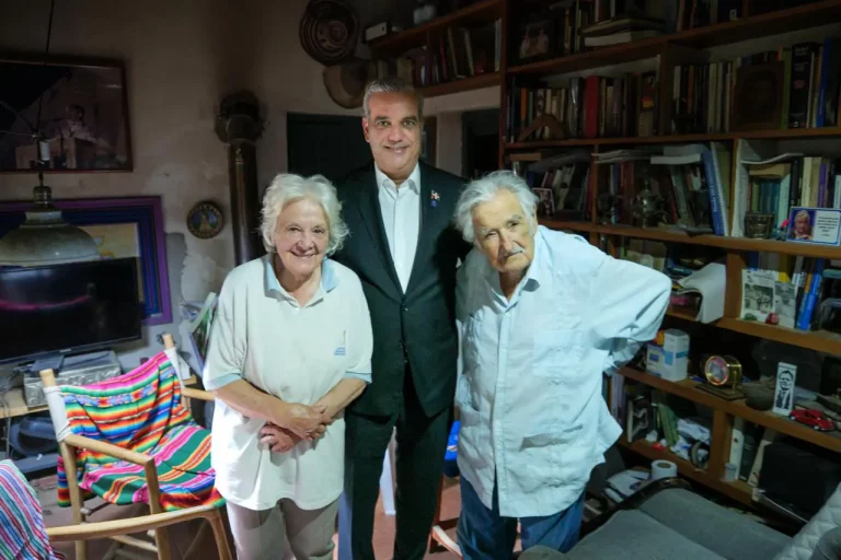 Pte Dominicano Abinader concluye estadía en Uruguay con visita a Pepe Mujica