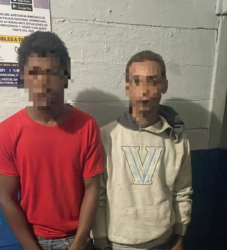 Policía  apresa dos hombres mediante persecución; se les ocupa arma de fuego ilegal y motocicleta sin placa