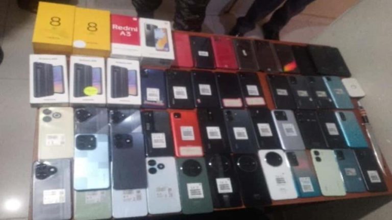 Policía apresa a cuatro haitianos por atraco a una tienda de celulares