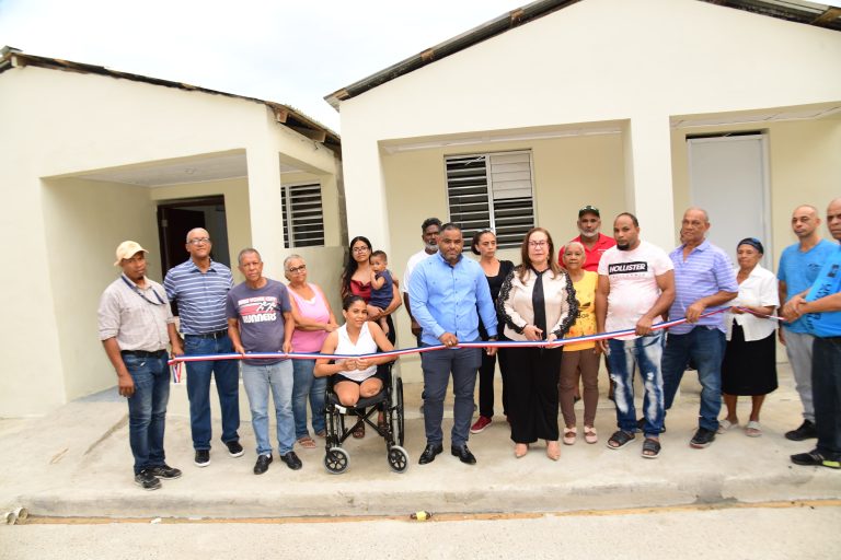 MIVED y gobernadora Rosa Santos entregan casas a familias afectadas por incendio