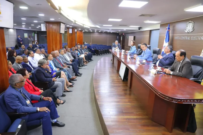 JCE continua presentando proyecto de nueva cédula a partidos políticos
