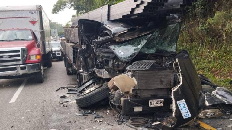 Aparatoso accidente en Loma Miranda paralizo el tránsito