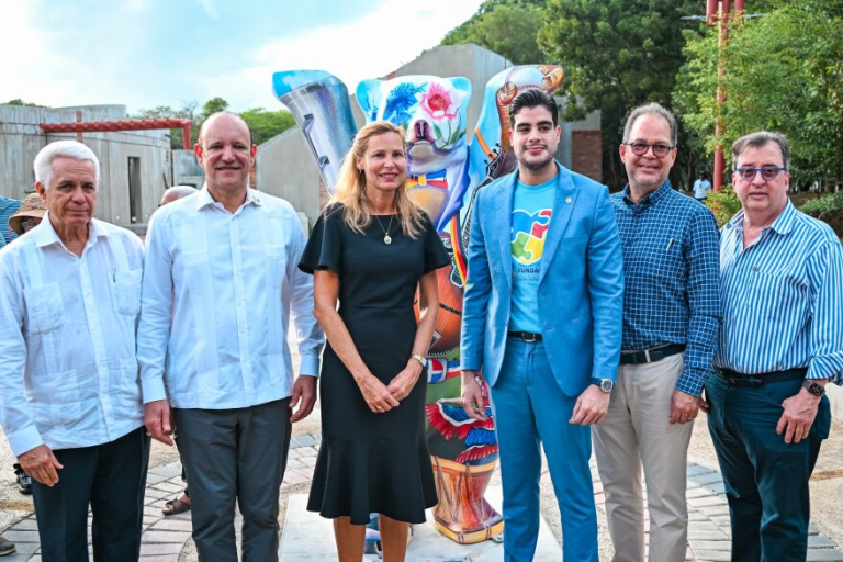 Alcaldía de Santiago y Embajada de Alemania inauguran un Buddy Bear en el Parque Central