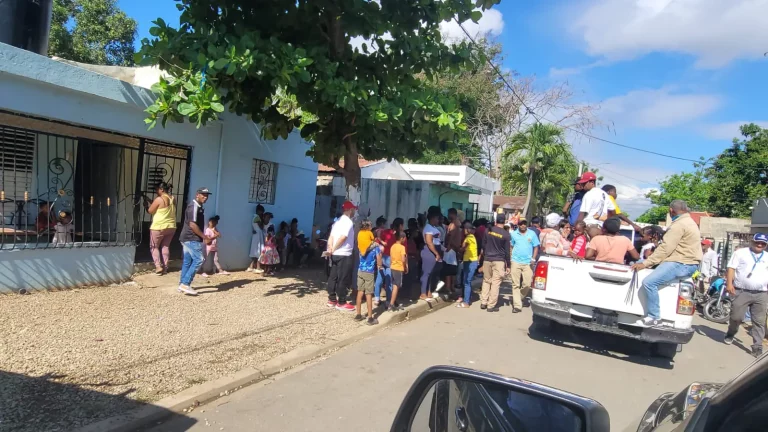 Intervienen dispensario médico con decenas de detenidos