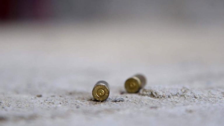 Sicarios irrumpen en residencia de un hombre y lo matan a balazos