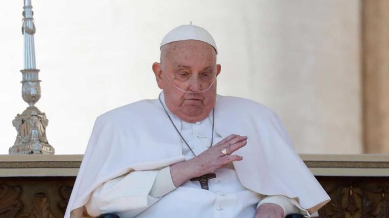 El papa Francisco regresa a la Plaza de San Pedro