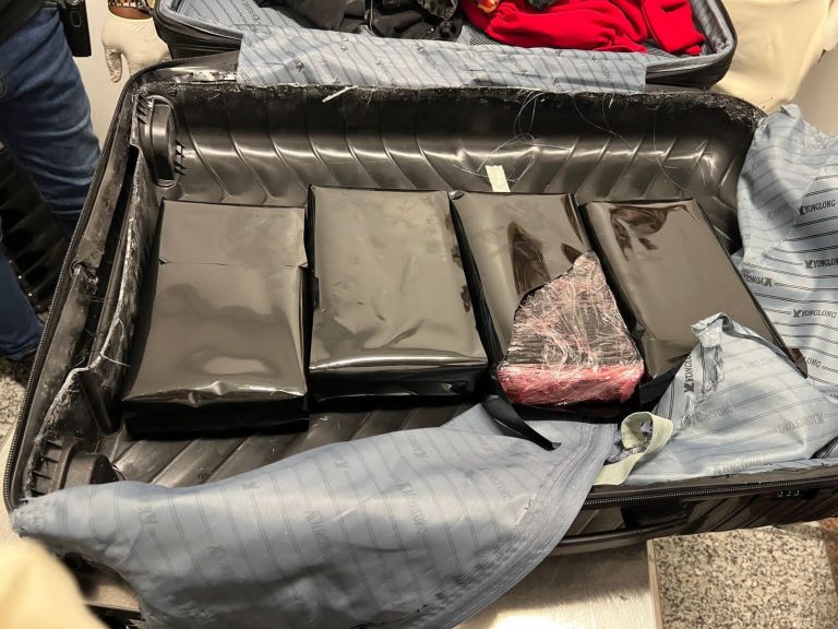 Apresan mexicana con cuatro paquetes de cocaina