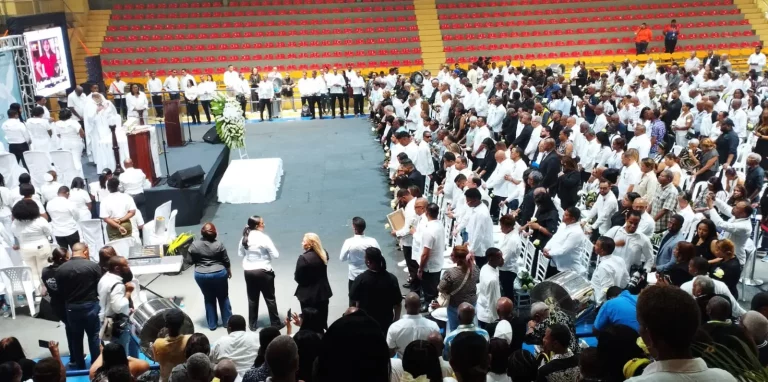 Multitud despide a Rubby Pérez y demás víctimas del Jet Set en emotiva misa