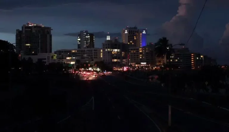 Al menos 28 clínicas y seis aeropuertos de Puerto Rico ya cuentan con luz