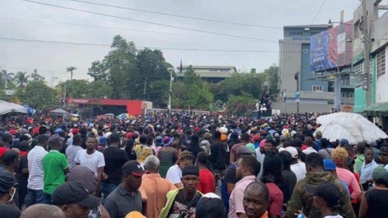 Haitianos se manifiestan masivamente contra las bandas armadas