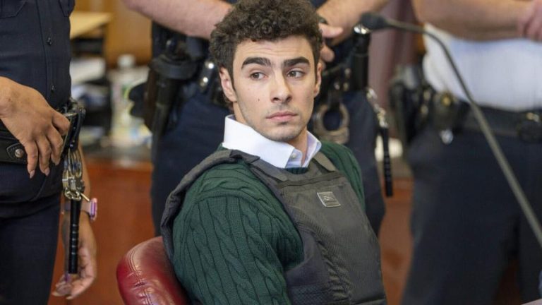 Gran jurado acusa formalmente a Mangione de asesinato con arma de fuego