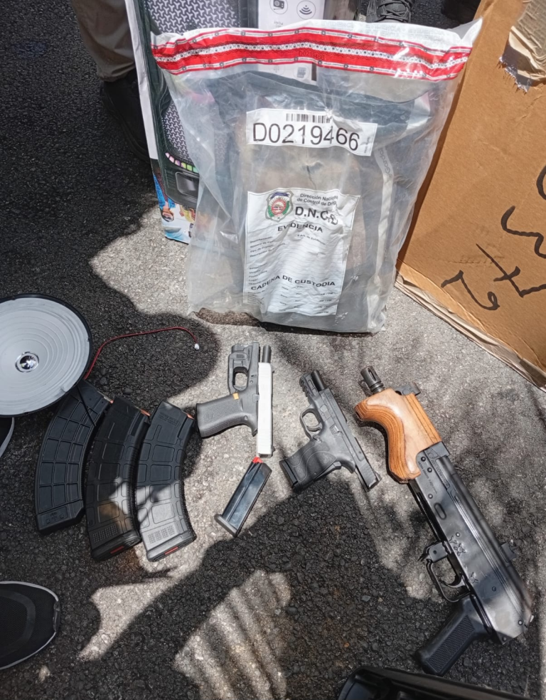 DNCD y DGA ocupan un paquete de marihuana, dos pistolas y un fusil