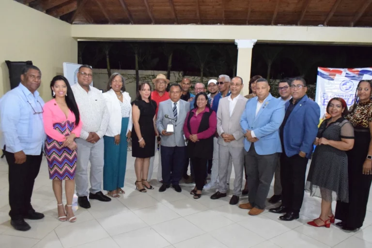 Asociacion de Locutores de Santiago reconoce a Abel Rojas Helena