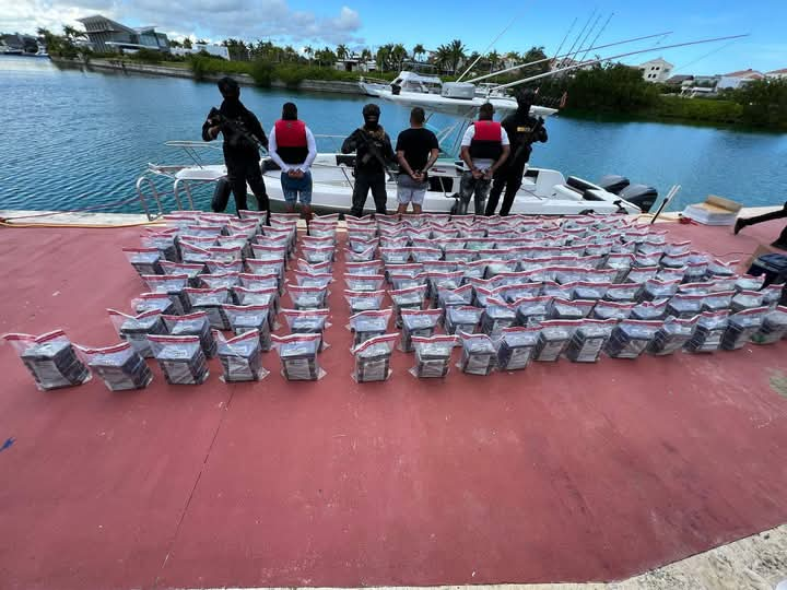 DNCD decomisa 993 paquetes de presunta cocaina, y apresa tres hombres