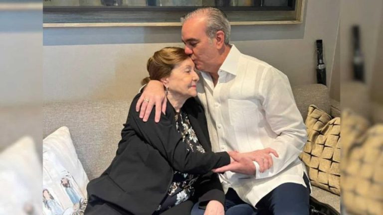 El presidente Abinader felicita a las madres dominicanas