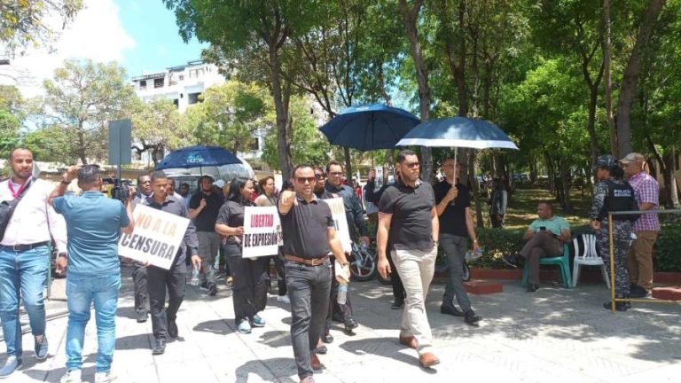 Periodistas marchan hasta el Palacio Nacional contra «atropellos»