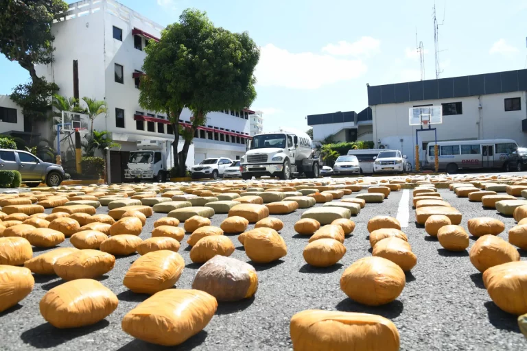 CESFRONT y DNCD confiscan cargamento de casi 5 mil libras de marihuana camuflados en camión tanquero