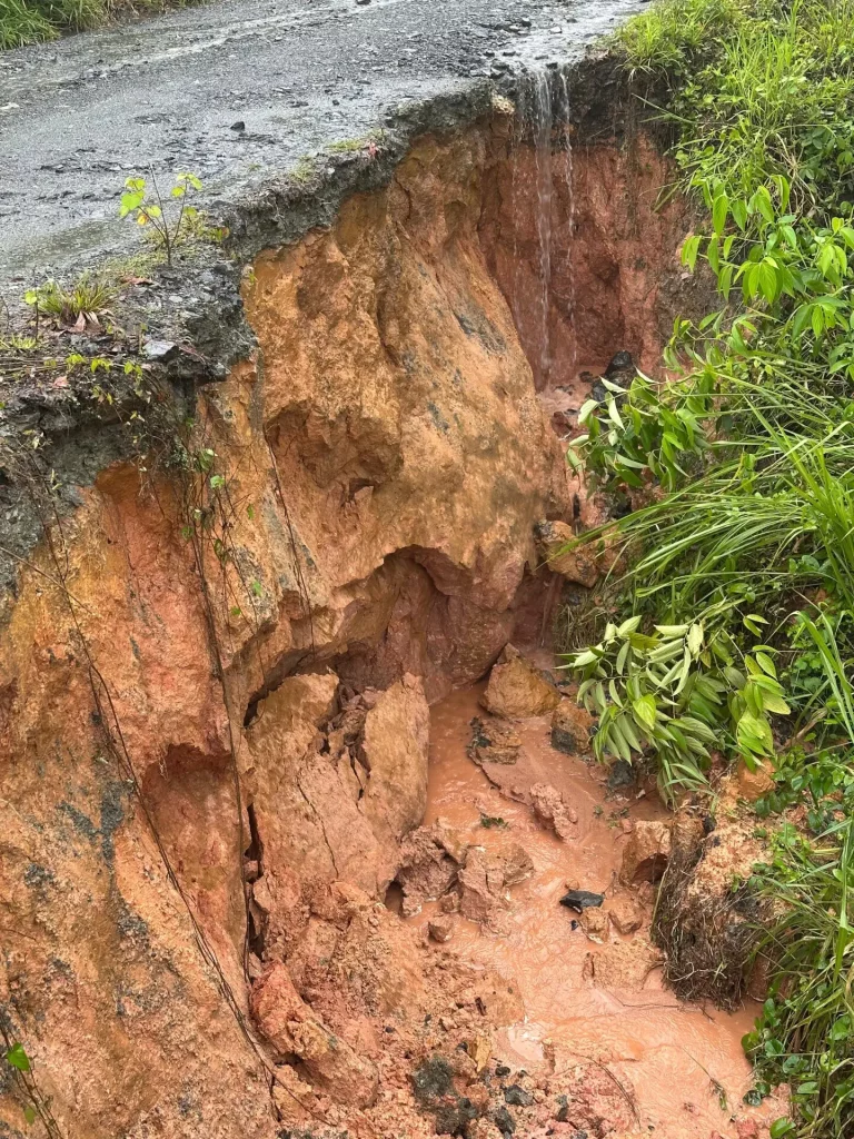 Lluvias provocan fuertes precipitaciones de tierra en Naranjo Dulce