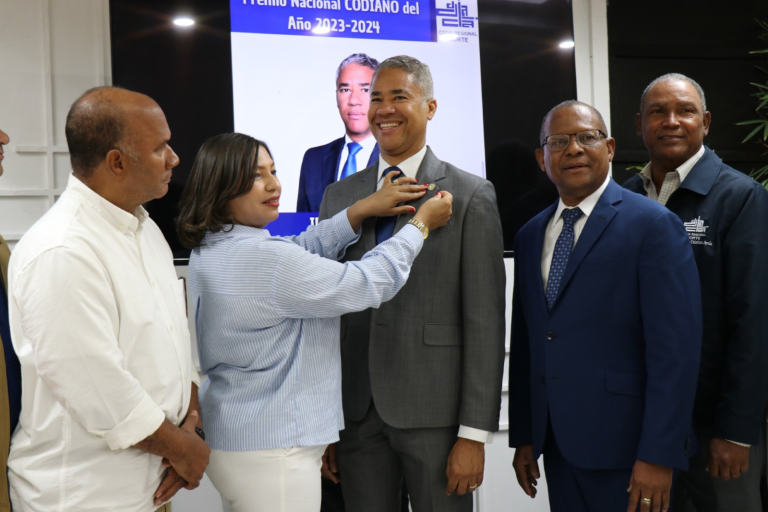 Codia reconoce a Andrés Cueto por su liderazgo y excelencia profesional