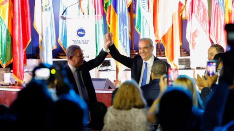 Luis Abinader y Leonel Fernández  alzan la mano en señal de unidad