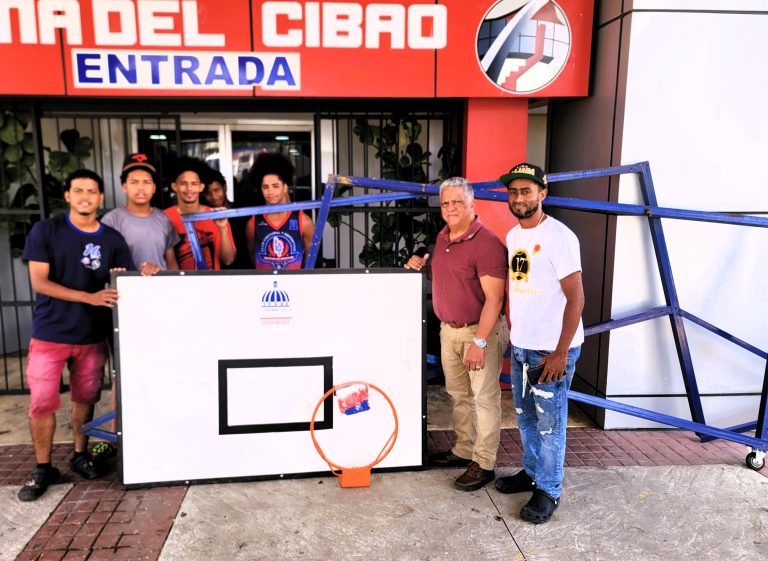 Director provincial de deportes entrega tableros  y sus soportes a liga barrial de baloncesto El Pin