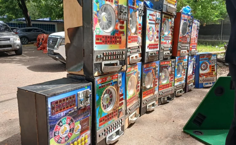 Fiscalía de Santiago encabeza demolición de máquinas tragamonedas